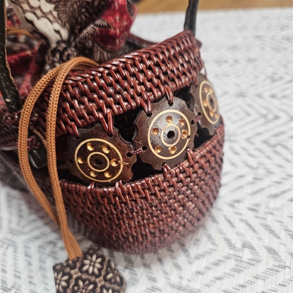 Unique rattan drawstring purse. - Picture 3 of 6